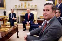 Cố vấn An ninh Quốc gia Mỹ Michael Waltz (phải) trong cuộc họp với Tổng thống Donald Trump và các quan chức khác tại Phòng Bầu dục. Ảnh: Getty.