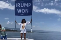 Noor bin Laden giơ tấm biển ủng hộ Donald Trump (Ảnh: Sputnik)