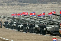 Các thành viên quân đội đứng chào trong một cuộc trình diễn quân sự có sự tham gia của các đơn vị xe tăng, do nhà lãnh đạo Triều Tiên Kim Jong-un hướng dẫn ở Triều Tiên, ngày 13/3/2024. Ảnh: Reuters.