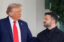 Tổng thống Mỹ Donald Trump chào đón Tổng thống Ukraine Volodymyr Zelensky khi ông đến Nhà Trắng hôm 18/8. Ảnh: Reuters.