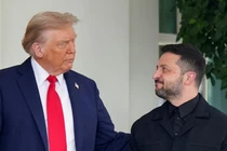 Tổng thống Mỹ Donald Trump chào đón Tổng thống Ukraine Volodymyr Zelensky khi ông đến Nhà Trắng hôm 18/8. Ảnh: Reuters.