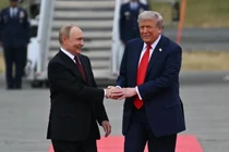 Tổng thống Mỹ Donald Trump chào đón Tổng thống Nga Vladimir Putin trên đường băng sau khi họ đến Căn cứ chung Elmendorf-Richardson ở Anchorage, Alaska, vào ngày 15/8. Ảnh: Getty.