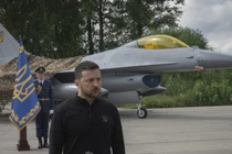 Tổng thống Ukraine Volodymyr Zelensky đứng trước máy bay chiến đấu F-16 do phương Tây tài trợ tại một địa điểm không được tiết lộ ở Ukraine ngày 4/8 (Ảnh: RT)