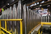 Những quả đạn pháo 155 mm chưa hoàn thiện trong quá trình sản xuất tại Nhà máy Đạn Quân đội Scranton, Pennsylvania, Mỹ. Ảnh: Getty.