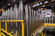 Những quả đạn pháo 155 mm chưa hoàn thiện trong quá trình sản xuất tại Nhà máy Đạn Quân đội Scranton, Pennsylvania, Mỹ. Ảnh: Getty.