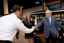 Tỉ phú Warren Buffett - Chủ tịch kiêm CEO Berkshire (Ảnh: AP)
