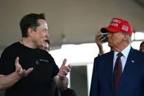 Elon Musk nói chuyện với Tổng thống đắc cử Donald Trump tại buổi xem buổi phóng thử tên lửa SpaceX Starship vào ngày 19/11/2024. Ảnh: Getty.