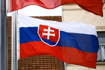 Quốc kỳ Slovakia trong ngày bầu cử Quốc hội tại Trnava, Slovakia, vào ngày 29/2/2020. Ảnh: Getty.