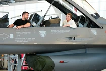 Tổng thống Ukraine Volodymyr Zelensky (trái) và Thủ tướng Đan Mạch Mette Frederiksen (phải) ngồi trên chiếc máy bay chiến đấu F-16 tại căn cứ không quân Skrydstrup ở Vojens, miền bắc Đan Mạch, tháng 7/2024. Ảnh: Getty.