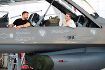 Tổng thống Ukraine Volodymyr Zelensky (trái) và Thủ tướng Đan Mạch Mette Frederiksen (phải) ngồi trên chiếc máy bay chiến đấu F-16 tại căn cứ không quân Skrydstrup ở Vojens, miền bắc Đan Mạch, tháng 7/2024. Ảnh: Getty.