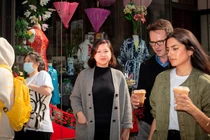 Joanne Kwong, chủ của công ty Pearl River Mart, nhập khẩu hàng hóa từ khắp châu Á, cho biết thuế quan của ông Donald Trump là không bền vững đối với các doanh nghiệp nhỏ. Ảnh: FT.