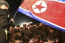 Người dân Triều Tiên điền đơn xin gia nhập hoặc tái gia nhập quân đội vào ngày 14/10 (Ảnh: KCNA)