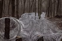 Hệ thống dây thép gai ở vùng Sumy phía bắc Ukraine, giáp với vùng Kursk của Nga. Các nhà phân tích cho biết việc mất đi một trong những nhà tài trợ quan trọng nhất của Kiev sẽ khiến Nga dễ dàng tấn công các tuyến phòng thủ của Ukraine hơn. Ảnh NYTimes.