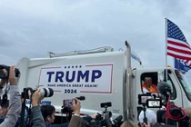 Ông Trump lái xe chở rác đến một sự kiện vận động tranh cử (Ảnh: RT)