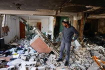 Một tên lửa do Hamas bắn từ Dải Gaza đáp trúng một tòa nhà ở thành phố Ashkelon phía nam Israel, ngày 9/10 (Ảnh: Times of Israel)