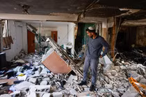 Một tên lửa do Hamas bắn từ Dải Gaza đáp trúng một tòa nhà ở thành phố Ashkelon phía nam Israel, ngày 9/10 (Ảnh: Times of Israel)