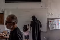 Youseff Nasser cùng vợ và cháu gái tại một nơi trú ẩn ở trường học ở Aley, Lebanon sau khi chạy trốn khỏi làng Aita al-Shaab của họ (Ảnh: WSJ)