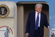 Tổng thống Mỹ Donald Trump rời khỏi chuyên cơ Không lực Một tại Sân bay Quốc tế Palm Beach, Florida, Mỹ, ngày 14/2. Ảnh: Getty.