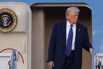 Tổng thống Mỹ Donald Trump rời khỏi chuyên cơ Không lực Một tại Sân bay Quốc tế Palm Beach, Florida, Mỹ, ngày 14/2. Ảnh: Getty.