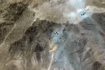 Hình ảnh vệ tinh này do Maxar Technologies cung cấp và ghi ngày 27/6 cho thấy các máy xúc tại lối vào đường hầm của Nhà máy làm giàu nhiên liệu Fordow một tuần sau khi Mỹ tấn công ba địa điểm hạt nhân của Iran vào sáng sớm ngày 22/6. Ảnh: Maxar Technologies.