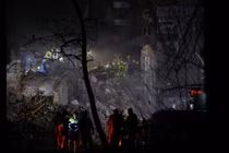 Lực lượng cứu hộ làm việc tại hiện trường một tòa nhà chung cư bị trúng tên lửa đạn đạo của Nga tại Kiev, Ukraine ngày 24/4. Ảnh: Reuters.