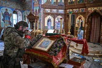 Một quân nhân Nga trong một nhà thờ bị hư hại ở Goncharovka, tỉnh Kursk, Nga ngày 19/3. Ảnh: RIA.