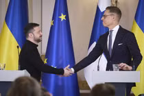 Tổng thống Phần Lan Alexander Stubb (phải) và Tổng thống Ukraine Volodymyr Zelensky (trái) tại Helsinki, Phần Lan, ngày 19/3. Ảnh: Getty.