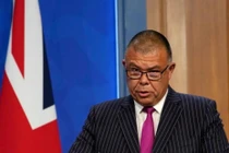 Giáo sư Jonathan Stafford Nguyen Van Tam (Ảnh: The Sun)