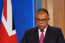 Giáo sư Jonathan Stafford Nguyen Van Tam (Ảnh: The Sun)