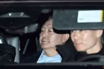 Đoàn xe chở Tổng thống bị luận tội của Hàn Quốc Yoon Suk Yeol đến Trung tâm giam giữ Seoul ngày 15/1. Ảnh: Reuters.