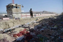 Một tay súng Taliban đứng gác ở hiện trường vụ đánh bom kép hôm 26/8 (Ảnh: AFP)