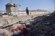 Một tay súng Taliban đứng gác ở hiện trường vụ đánh bom kép hôm 26/8 (Ảnh: AFP)