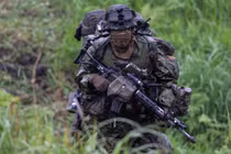 Binh sĩ Nhật Bản trong một cuộc tập trận chung với lực lượng Pháp và Mỹ, tháng 5/2021 (Ảnh: Reuters)