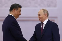 Tổng thống Nga Vladimir Putin bắt tay Chủ tịch Trung Quốc Tập Cận Bình trong buổi lễ chào mừng trước cuộc hội đàm tại Điện Kremlin ở Moscow, Nga, vào ngày 8/5. Ảnh: Reuters.