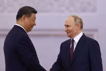 Tổng thống Nga Vladimir Putin bắt tay Chủ tịch Trung Quốc Tập Cận Bình trong buổi lễ chào mừng trước cuộc hội đàm tại Điện Kremlin ở Moscow, Nga, vào ngày 8/5. Ảnh: Reuters.