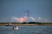 Tên lửa SpaceX Starship phóng từ Starbase, Texas, nhìn từ Đảo South Padre trong hôm 27/5. Ảnh: AFP.