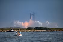 Tên lửa SpaceX Starship phóng từ Starbase, Texas, nhìn từ Đảo South Padre trong hôm 27/5. Ảnh: AFP.