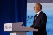 Tổng thống Nga Vladimir Putin phát biểu tại phiên họp toàn thể của Diễn đàn Kinh tế Phương Đông tại Vladivostok, Nga ngày 5/9. Ảnh: Reuters.