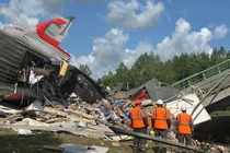 Các chuyên gia của cơ quan khẩn cấp làm việc tại hiện trường sau khi một cây cầu đường bộ sụp xuống đường ray xe lửa do vụ nổ ở vùng Bryansk, Nga, ngày 1/6. Ảnh: Reuters.