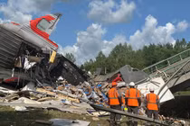 Các chuyên gia của cơ quan khẩn cấp làm việc tại hiện trường sau khi một cây cầu đường bộ sụp xuống đường ray xe lửa do vụ nổ ở vùng Bryansk, Nga, ngày 1/6. Ảnh: Reuters.