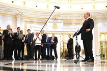 Tổng thống Nga Vladimir Putin phát biểu về các mục tiêu của Nga trong cuộc họp báo tại Ashgabat, Turkmenistan (Ảnh: RT)