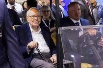 Ông Warren Buffett tham dự cuộc họp cổ đông thường niên của Berkshire Hathaway tại Omaha, Nebraska, Mỹ ngày 3/5/2024. Ảnh: Reuters.