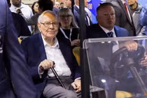 Ông Warren Buffett tham dự cuộc họp cổ đông thường niên của Berkshire Hathaway tại Omaha, Nebraska, Mỹ ngày 3/5/2024. Ảnh: Reuters.