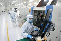 Nhân viên làm việc tại một xưởng sản xuất chip ở tỉnh Hà Bắc, miền Bắc Trung Quốc. Chính quyền địa phương Trung Quốc đang đổ tiền đầu tư vào lĩnh vực bán dẫn trong bối cảnh cạnh tranh để vươn lên trở thành siêu cường sản xuất chip. Ảnh: Xinhua.