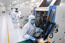 Nhân viên làm việc tại một xưởng sản xuất chip ở tỉnh Hà Bắc, miền Bắc Trung Quốc. Chính quyền địa phương Trung Quốc đang đổ tiền đầu tư vào lĩnh vực bán dẫn trong bối cảnh cạnh tranh để vươn lên trở thành siêu cường sản xuất chip. Ảnh: Xinhua.