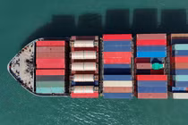 Hình ảnh từ máy bay không người lái cho thấy một tàu chở hàng tại Cảng container Kwai Tsing ở Hong Kong, Trung Quốc, ngày 16/4. Ảnh: Reuters.