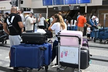 Hành khách chờ đợi tại sân bay quốc tế Beirut Rafic Hariri ngày 25/8 (Ảnh: Getty)