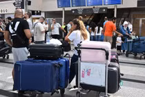 Hành khách chờ đợi tại sân bay quốc tế Beirut Rafic Hariri ngày 25/8 (Ảnh: Getty)