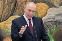 Tổng thống Nga Vladimir Putin phát biểu với các phóng viên sau chuyến thăm Kyrgyzstan tại Văn phòng Tổng thống Yntymak Ordo ở Bishkek, Kyrgyzstan. Ảnh: Sputnik.