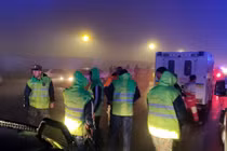 Các đội cứu hộ tham gia vào nỗ lực tìm kiếm máy bay chở Tổng thống Iran Ibrahim Raisi (Ảnh: IRNA)